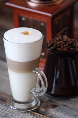 Lezzetli taze latte üzerinde ahşap masa kahve 