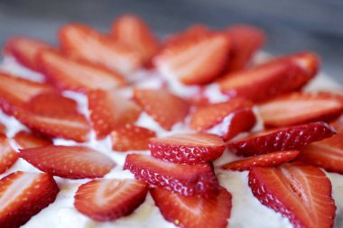 Taze çilek ve krema ile lezzetli pasta 