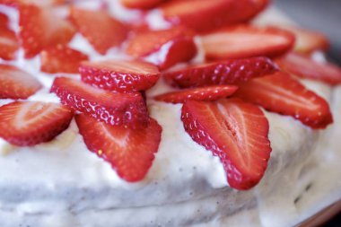 Taze çilek ve krema ile lezzetli pasta 