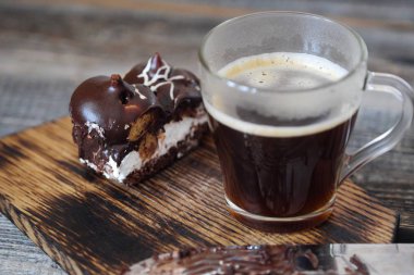 Profiterol ve kahve ile lezzetli çikolata tatlı 