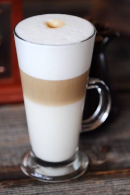 Lezzetli taze latte üzerinde ahşap masa kahve 