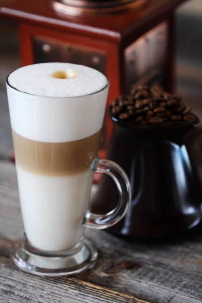 Köstlicher Frischer Latte Kaffee Auf Holztisch — Stockfoto
