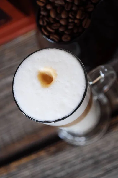 Delicioso Café Con Leche Fresca Mesa Madera —  Fotos de Stock