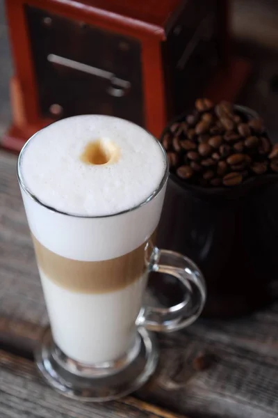 Köstlicher Frischer Latte Kaffee Auf Holztisch — Stockfoto