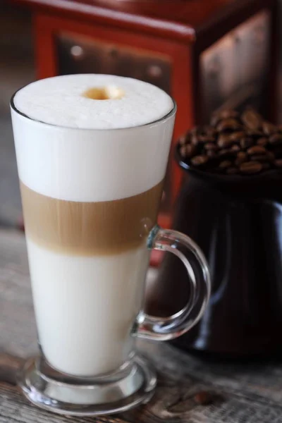 Lahodné Čerstvé Latte Káva Dřevěný Stůl — Stock fotografie