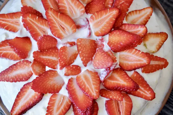 Leckerer Kuchen Mit Frischen Erdbeeren Und Sahne — Stockfoto