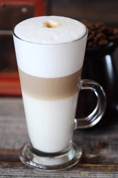 Köstlicher Frischer Latte Kaffee Auf Holztisch — Stockfoto