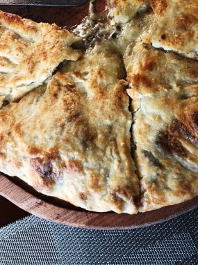 Taze ekmek peynir ve masanın üzerine mantar ile