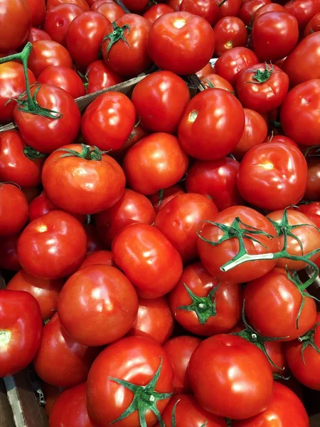Νόστιμες Ώριμες Κόκκινες Ντομάτες Ένα Κλαδί Στην Αγορά — Φωτογραφία Αρχείου