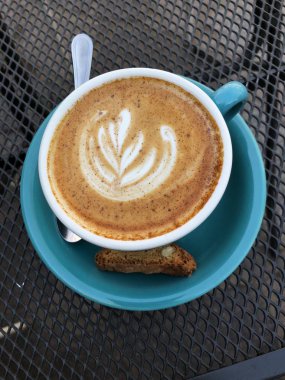 Nefis cappuccino kahve bir mavi kupa