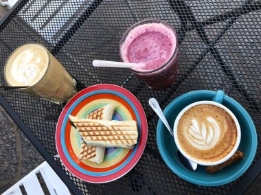 Lezzetli kahvaltı kahve smoothies ve Panini ile