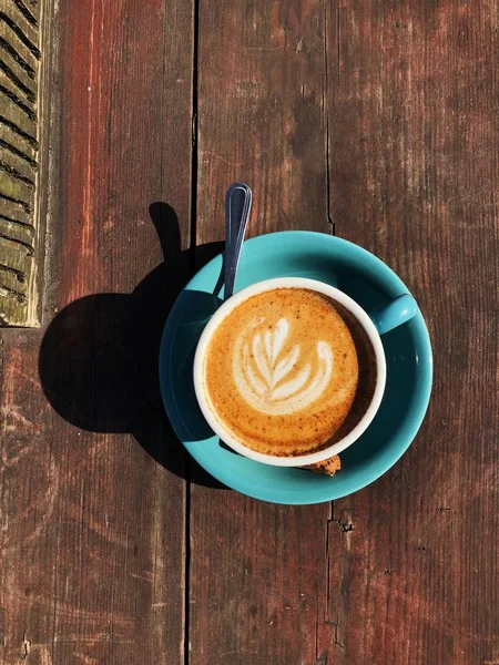 Pyszne Cappuccino Kawa Kubku Niebieski — Zdjęcie stockowe