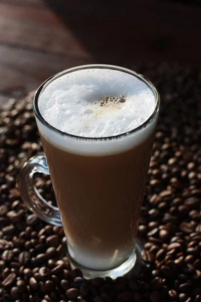 Köstlichen Kaffee Latte Und Bohnen Aus Nächster Nähe — Stockfoto