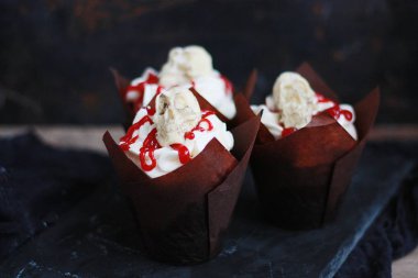 Kafatası ve reçelli çikolatalı kekler Cadılar Bayramı için.