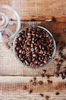 Kavrulmuş kahve çekirdekleri cam kavanozda 
