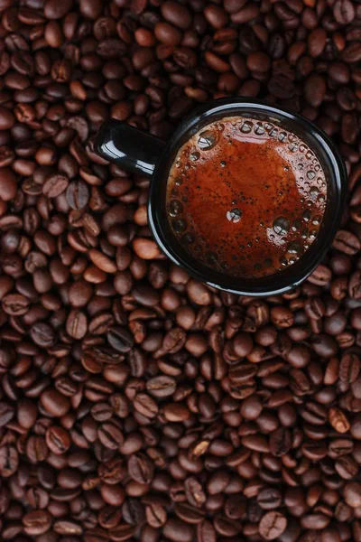 Délicieux Café Frais Dans Une Tasse Noire — Photo