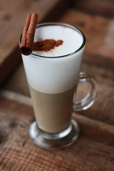 Pyszna Kawa Latte Cynamonem Stole — Zdjęcie stockowe