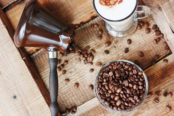 Kavrulmuş kahve çekirdekleri ve tarçınlı dolce latte. 