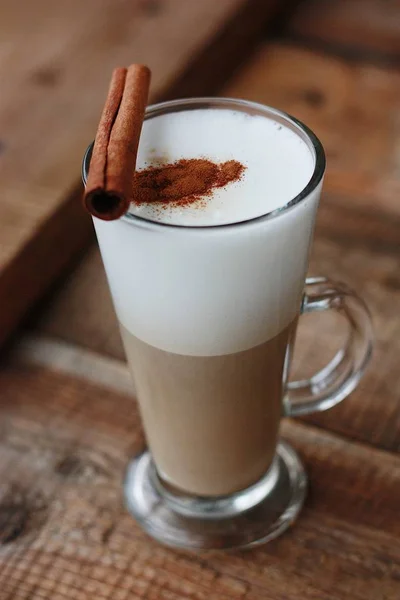 Delicioso Café Latte Com Canela Mesa — Fotografia de Stock