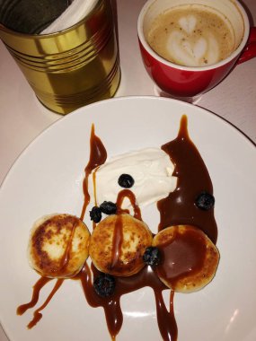 Kafede karamel ve ekşi kremalı cheesecake.