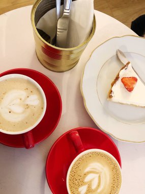 Kafede çilekli bir dilim pasta. 