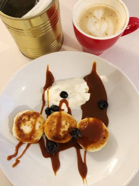 Kafede karamel ve ekşi kremalı cheesecake.