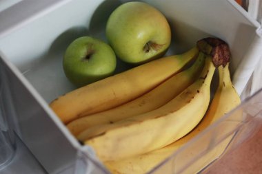 Dolapta taze muz ve elma var.