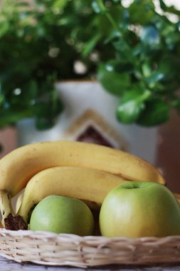 Masada yeşil elmalar ve muzlar