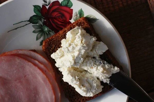 Sandwiches Mit Schinken Und Käse Auf Dem Tisch — Stockfoto