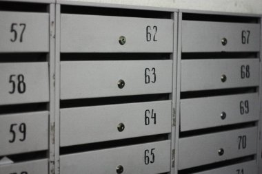 Döşeme görünümünde numaralar olan posta kutuları