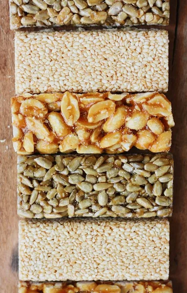 Lezzetli tohumlar ve fındıklar balın içinde.