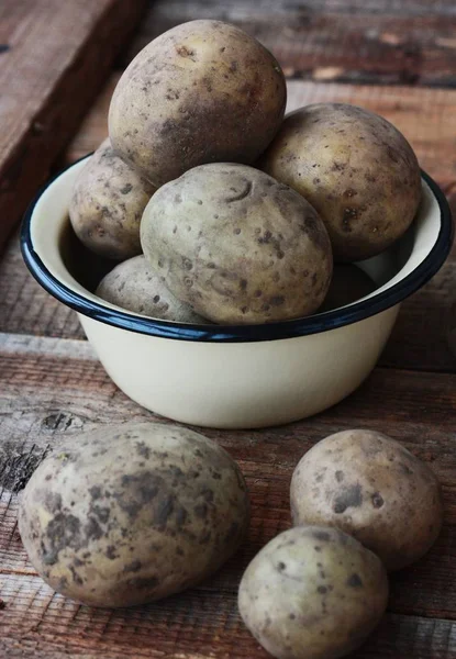 Frische Kartoffeln Einer Schüssel Auf Dem Tisch — Stockfoto