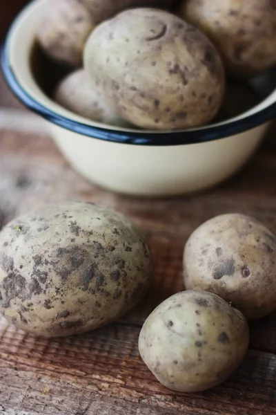 Frische Kartoffeln Einer Schüssel Auf Dem Tisch — Stockfoto