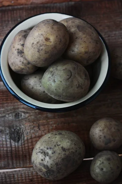 Batatas Frescas Uma Tigela Mesa — Fotografia de Stock