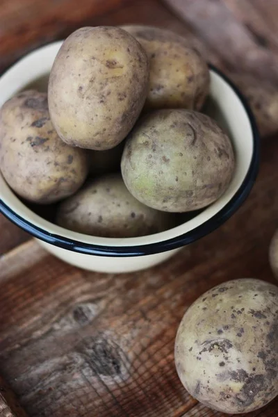 Frische Kartoffeln Einer Schüssel Auf Dem Tisch — Stockfoto