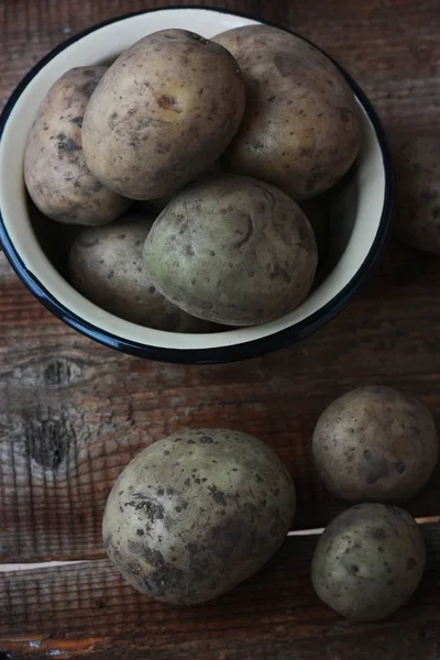 Patatas Frescas Tazón Sobre Mesa —  Fotos de Stock