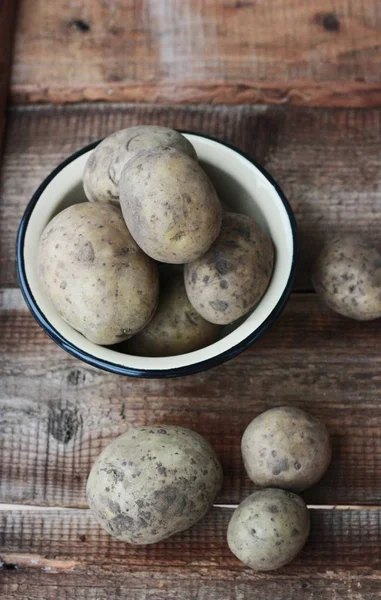 Frische Kartoffeln Einer Schüssel Auf Dem Tisch — Stockfoto