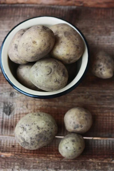 Frische Kartoffeln Einer Schüssel Auf Dem Tisch — Stockfoto