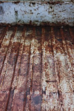 Pas ve suyla dolu gri bir karavan.