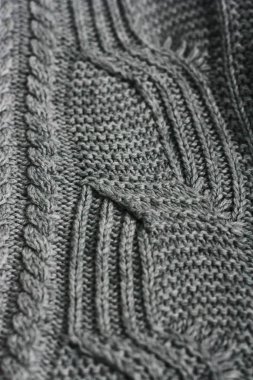 Güzel örülmüş gri süveter. Yakından bak. 