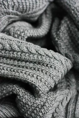 Güzel örülmüş gri süveter. Yakından bak. 