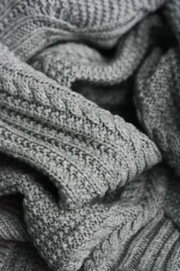 Güzel örülmüş gri süveter. Yakından bak. 