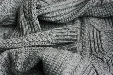 Güzel örülmüş gri süveter. Yakından bak. 