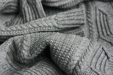 Güzel örülmüş gri süveter. Yakından bak. 