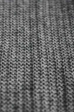 Güzel örülmüş gri süveter. Yakından bak. 