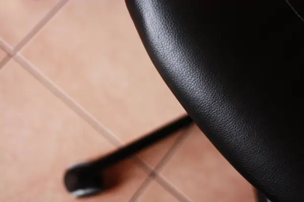 Güzel Siyah Deri Sandalye Yakın Görüş — Stok fotoğraf