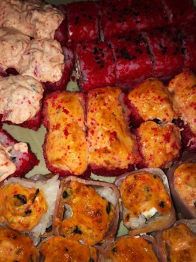 Pastırmalı ve havyarlı lezzetli suşi.