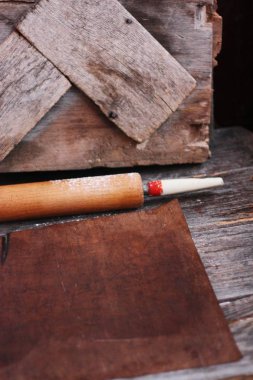 Masanın üzerinde eski ahşap bir raptiye 