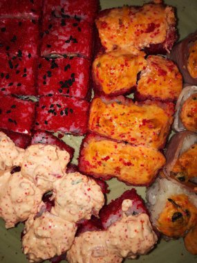 Pastırmalı ve havyarlı lezzetli suşi.