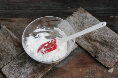 ahşap bir masa üzerinde taze peynir